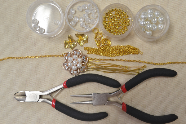 Materials and tools needed in the chain headpiece jewelry: