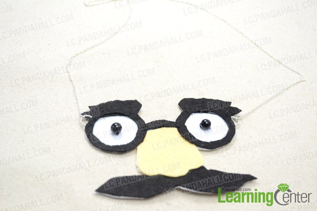 The final look of mustache and glasses necklace 