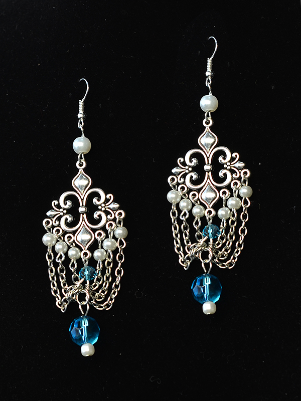 final look of the vintage style drop earrings