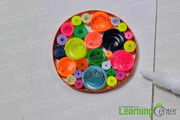 make the colorful quilling paper ball
