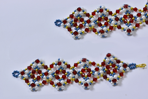 final look of the red square beaded flower bracelet