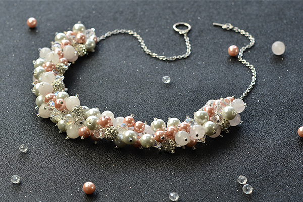 final look of the pearl bridal cluster necklace