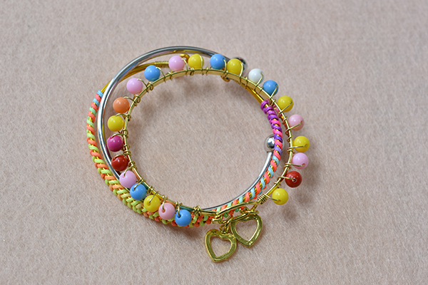 Do you love this lovely braiding bangle bracelet with colorful acrylic beads?