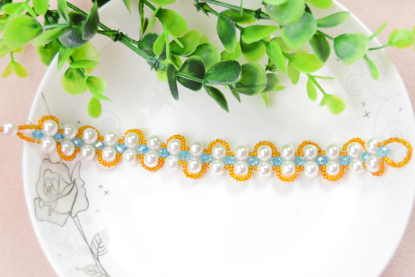 Now the final look of the shiny pearl and seed bead bracelet patterns