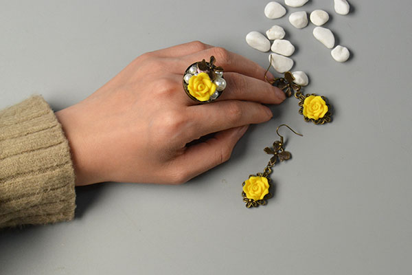 final look of the flower earrings and ring set