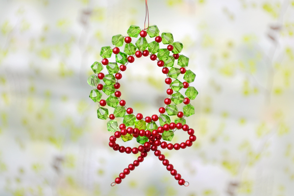 the final look of beaded Christmas wreath decoration