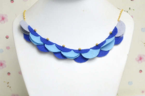  the final look of the crescent felt bead necklace
