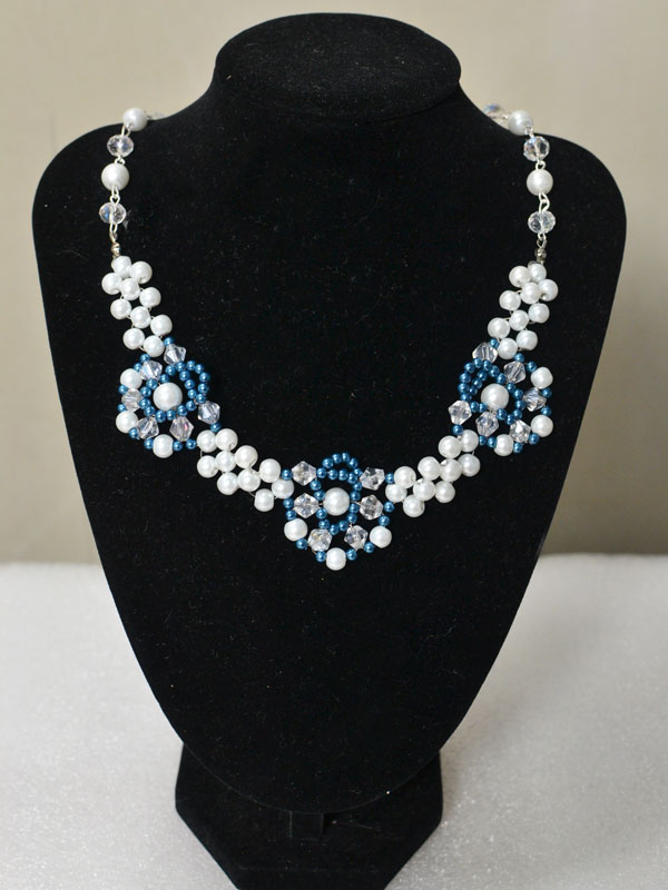 final look of the blue flower pearl bead necklace