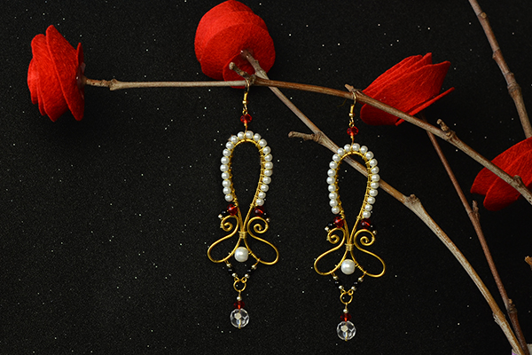 the final look of this pair of wire butterfly earrings