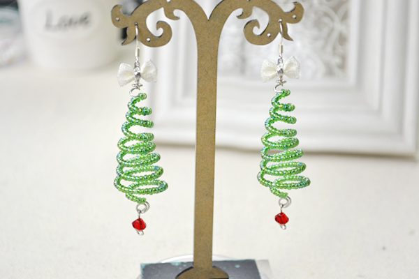 The final look of the wire Christmas tree earrings