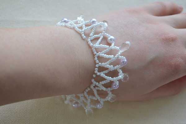the final look of the charming beaded bracelet