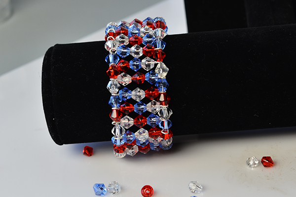 final look of the blue and red glass bead bracelet