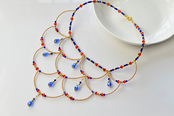 final look of the multi-layered vintage style necklace