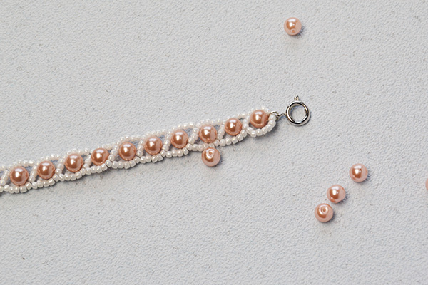 the final look of the pearl beaded bracelet