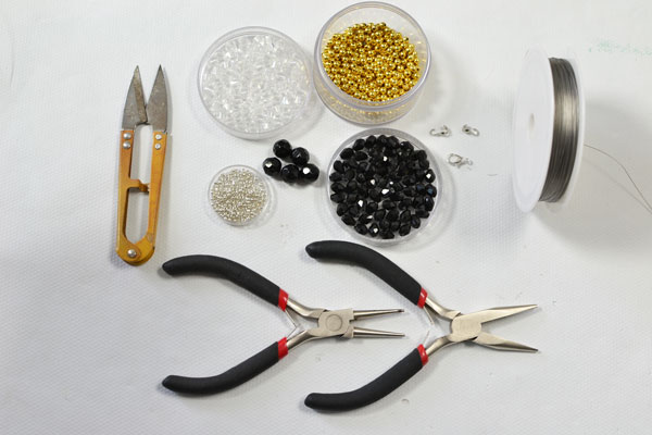 Things needed in the beaded pendent necklace project: