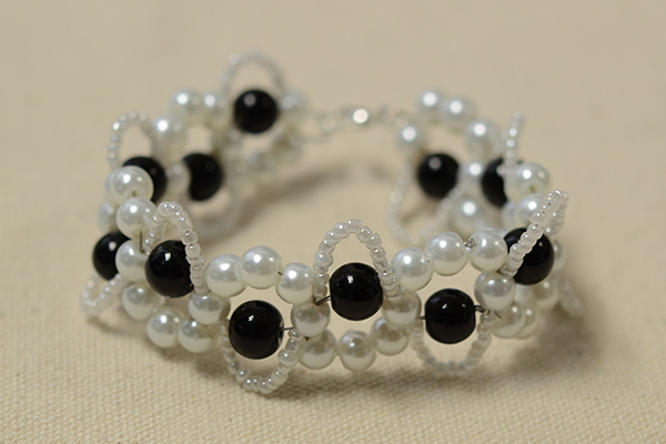 Now I'm showing you the final look of this easy black and white fresh beaded bracelet. Do you love it?