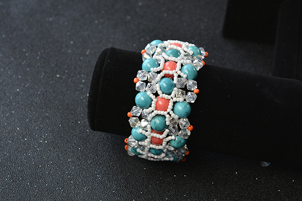 the final look of this turquoise beaded bracelet
