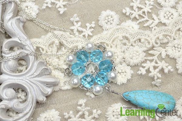 a brand new beaded flower necklace