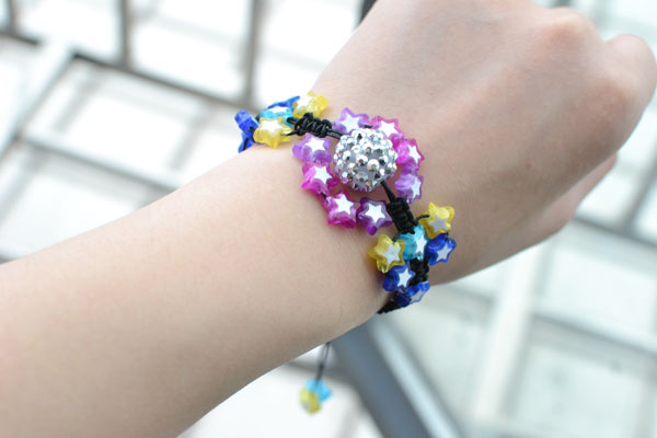 The final look of the star bead woven bracelet:
