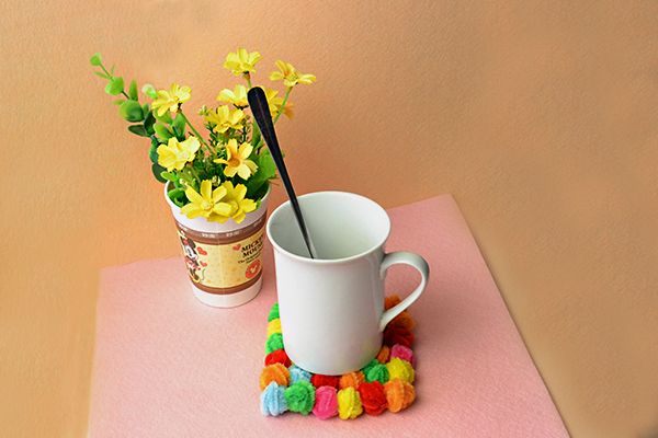 Here comes the final look of my colorful chenille stem ball cup mat!