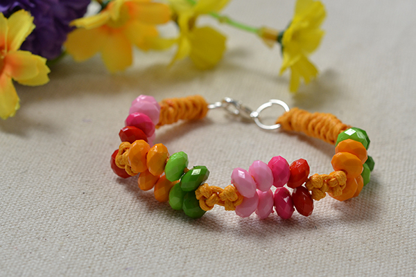 Let's enjoy the final look of this braided wax cord bracelet with beads in candy color.