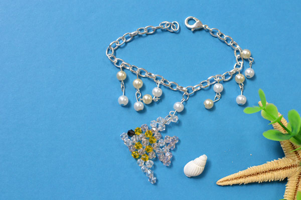 final look of the pearl and chain bracelet with glass bead fish pendant