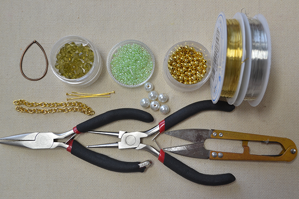 Materials and tools needed in the beaded drop necklace with pendant: