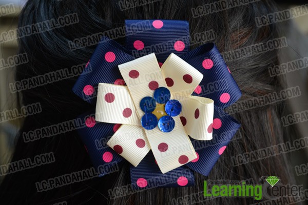 Finally the ribbon flower hair clip looks like this:
