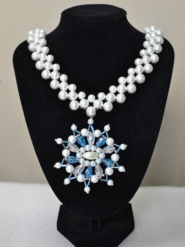 Look at the final piece of this blue and white big beaded snowflake pendent necklace! How amazing beautiful and elegant it is!!