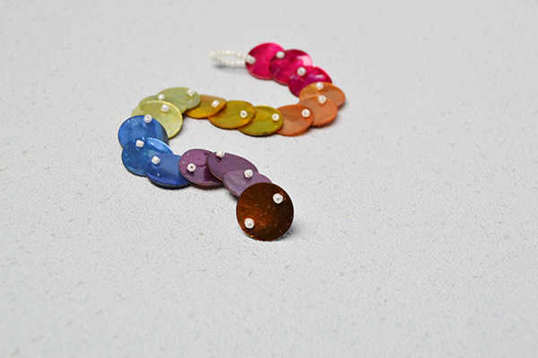 final look of the colorful button bracelet