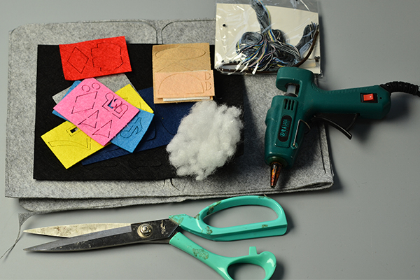 Materials and tools needed for this lovely easy felt photo frame: