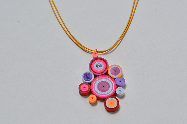 This easy quilling paper pendent necklace is finished in less than 10 minutes!