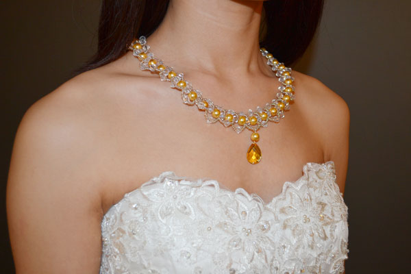 final look of the golden pearl beaded necklace