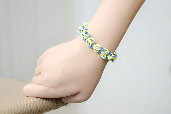 the final look of rubber band bracelets with crochet hook