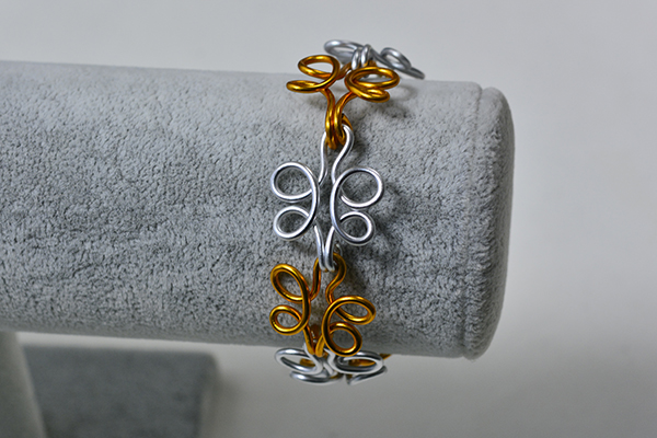 final look of the silver and golden wire wrapping flower bracelet