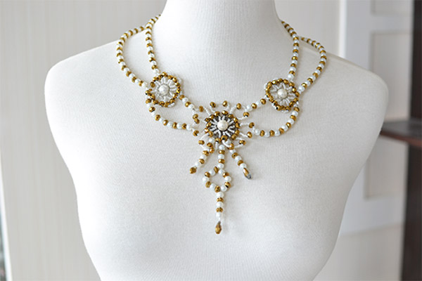 final look of the two-strand golden and white necklace