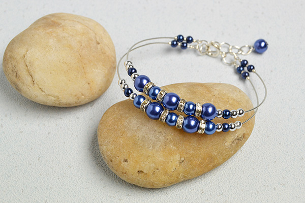 Here is the final look of the blue pearl beads bracelet: