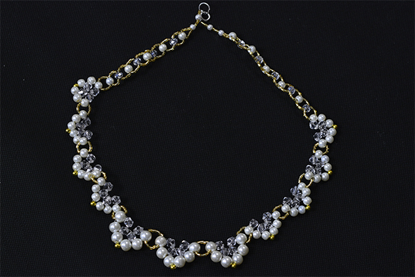 final look of the white pearl flower necklace for girls