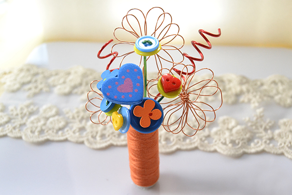 My wire wrapped and button bouquet is finished like this:
