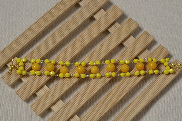 With 3 steps, this beaded 2-strand yellow beaded bracelet with jade beads is finished!