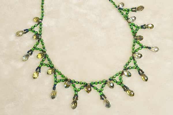 Here is the final look of the green seed beads necklace: