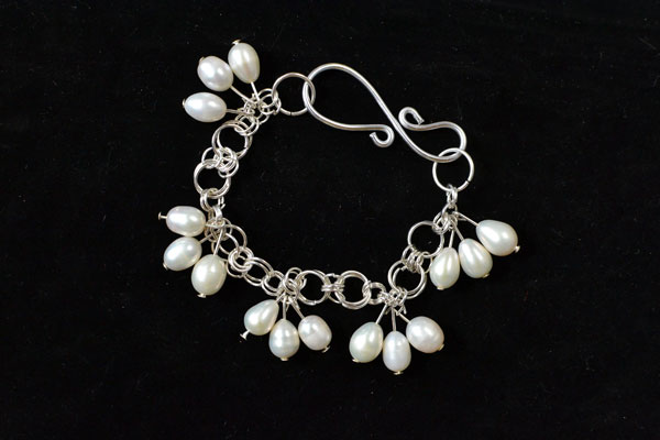Have a look at the final piece of my jump ring bracelet with pearl dangles. It's so elegant!