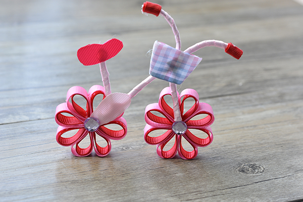 Tada! What a lovely gift for kids it is! I believe children will love this lovely pink ribbon bicycle for them!