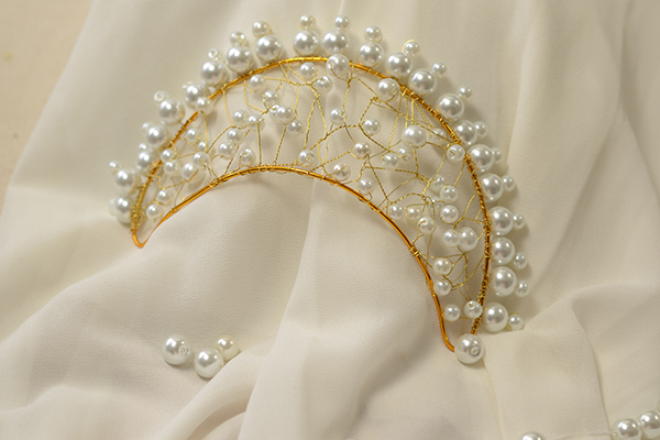 final look of the white pearl wedding crown headband