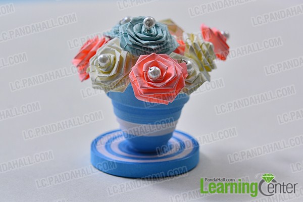 final look of the blue quilling paper flower pot and flowers