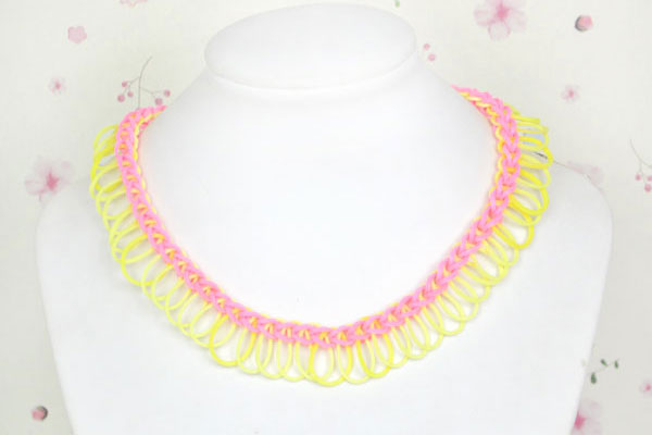 the final look of rubber band loom necklace