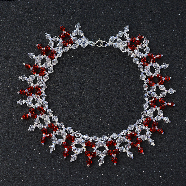 final look of the red and clear glass beaded necklace