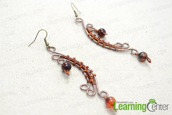 The final look of wire wrapped long dangly earrings 
