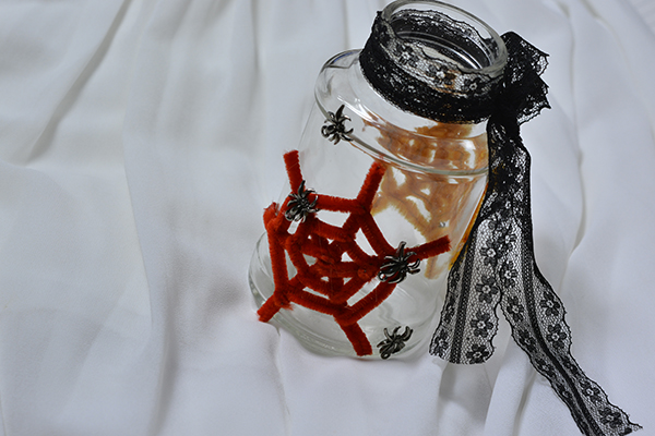 The final look of the lantern Halloween craft: