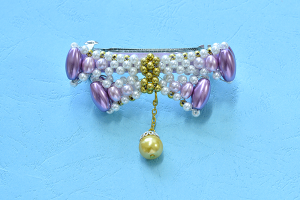 Look! This is the final piece of this white and purple pearl bow hair clip!